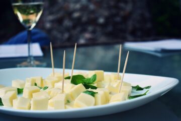 koreczki serowe jako przekąska na karnawał